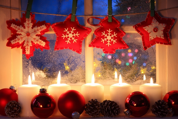 brico-Noël-guirlande-symboles-Noel-rouge-blanc-bougies-blanches-boules-NOel-rouge brico de Noël