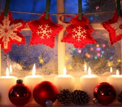 brico-Noël-guirlande-symboles-Noel-rouge-blanc-bougies-blanches-boules-NOel-rouge