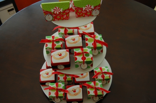 calendrier-Avent-fabriquer-assiettes-gâteau-boîtes-décorées-père-Noel-rubans-rouges calendrier Avent à fabriquer