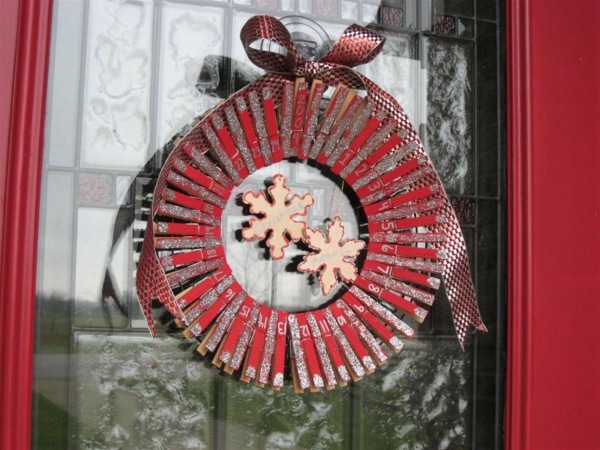 calendrier-de-l`avent-couronne-porte-pinces-couleur-rouge-flacons-neige