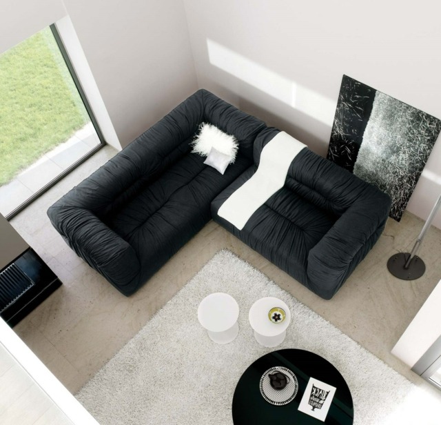 canapé-angle-noir-tapis-blanc-table-ronde canapé d'angle
