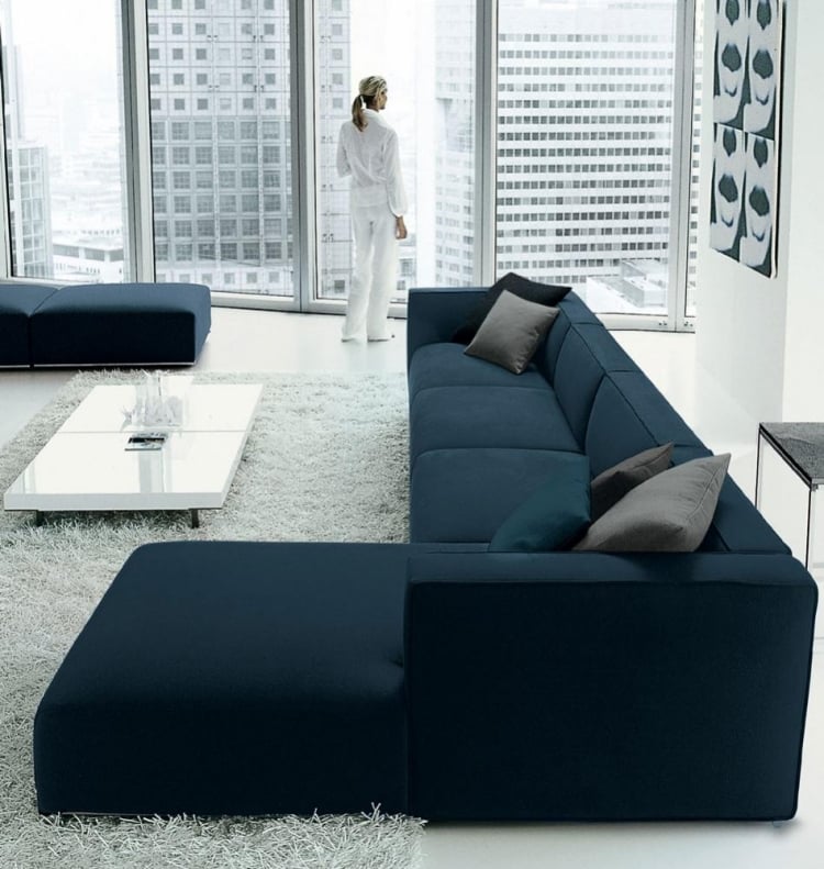 canapé-design-couleur-bleue-coussins-tout-confort