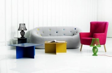 canapé-design-couleur-grise-chaise-rouge