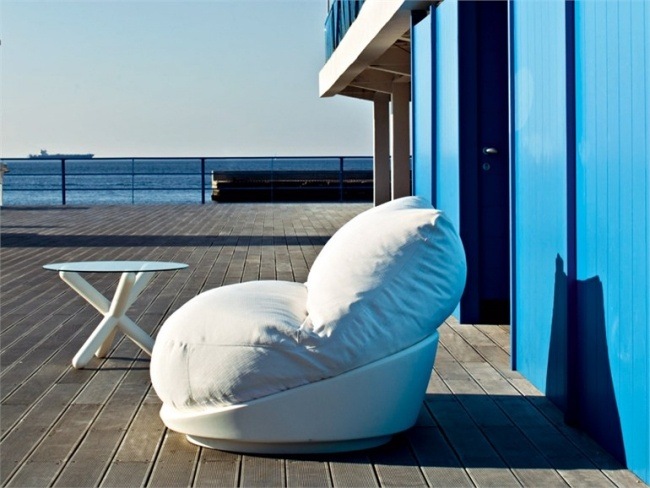 canapé-jardin-blanc-coussin-confortable-terrasse