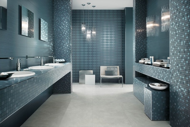 carrelage-mural-atlas-concorde-mosaique-bleue-lavabo-miroirs