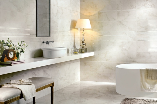 carrelage-mural-salle-bains-aspect-marbre-blanc-sanitaire-blanc