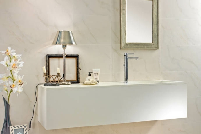 carrelage-mural-salle-bains-aspect-marbre-lavabo-blanc