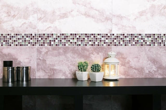 carrelage-mural-salle-bains-aspect-marbre-rose-blanc-cactus