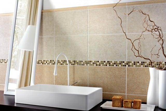 carrelage-mural-salle-bains-beige-clair-mosaique-vasque-blanche