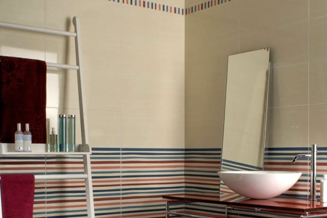 carrelage-mural-salle-bains-beige-clair-rayures-multicolores