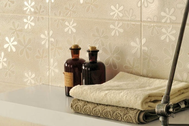 carrelage-mural-salle-bains-beige-motifs-floraux-blancs-tendres