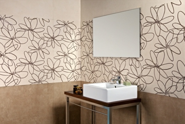 carrelage-mural-salle-bains-beige-motifs-floraux-vasque-carrée
