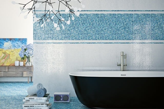 carrelage-mural-salle-bains-blanc-bleu-mosaique-baignoire-noire