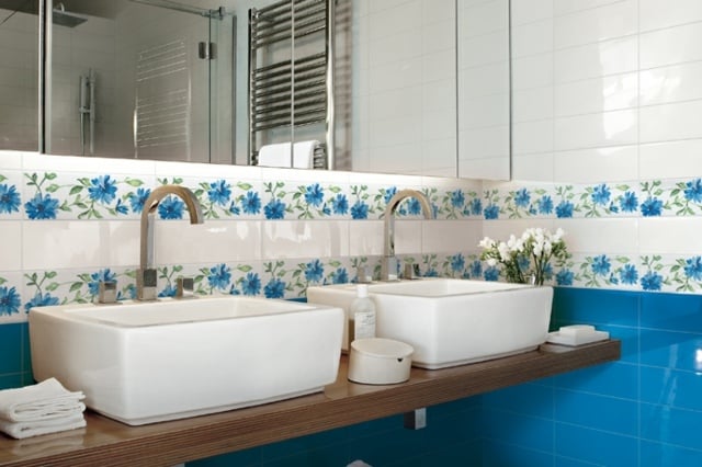 carrelage-mural-salle-bains-blanc-bleu-motifs-floraux
