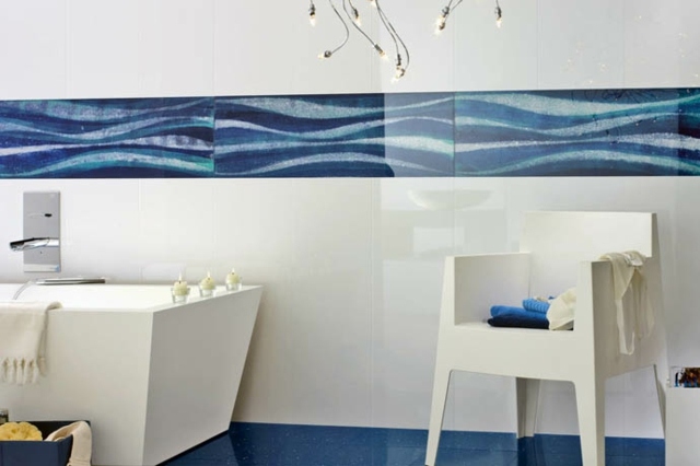 carrelage-mural-salle-bains-blanc-bleu-motifs