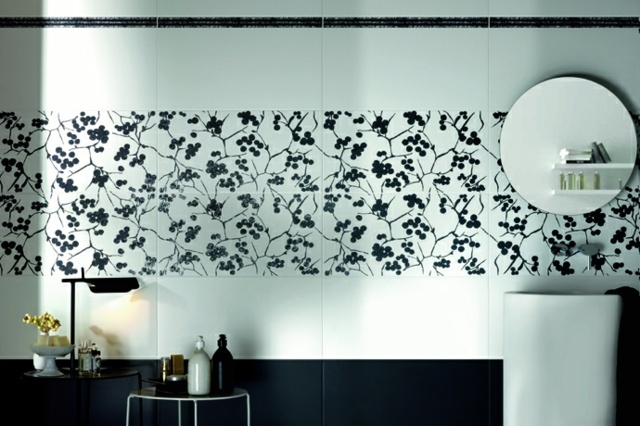 carrelage-mural-salle-bains-blanc-motifs-floraux-noirs