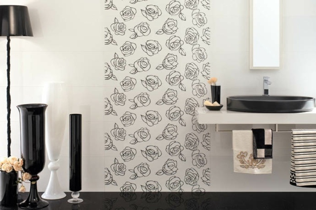 carrelage-mural-salle-bains-blanc-motifs-roses-noires