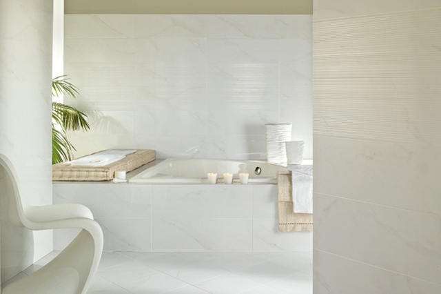 carrelage-mural-salle-bains-blanc-motifs-tendres-beige-clair