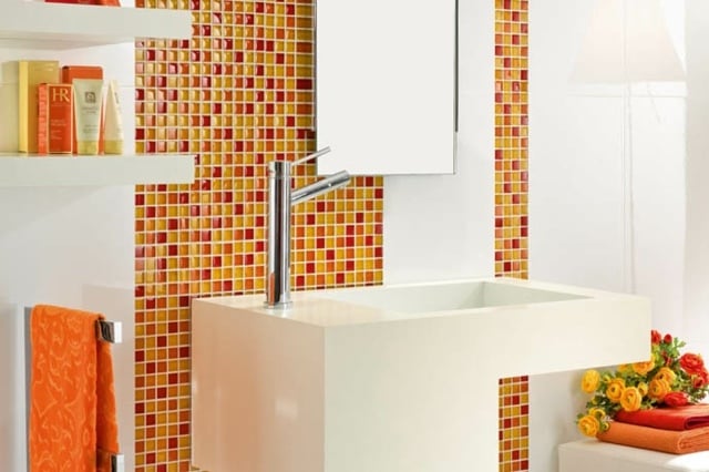 carrelage-mural-salle-bains-blanc-orange-jaune-mosaique