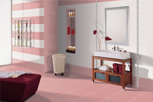 carrelage-mural-salle-bains-blanc-rose-tabouret-pourpre