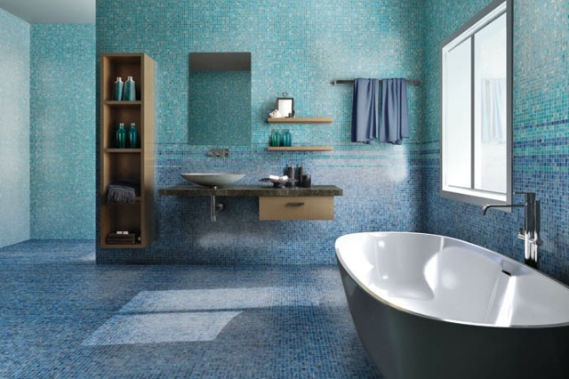 carrelage-mural-salle-bains-bleu-blanc-baignoire-grise carrelage mural salle de bains