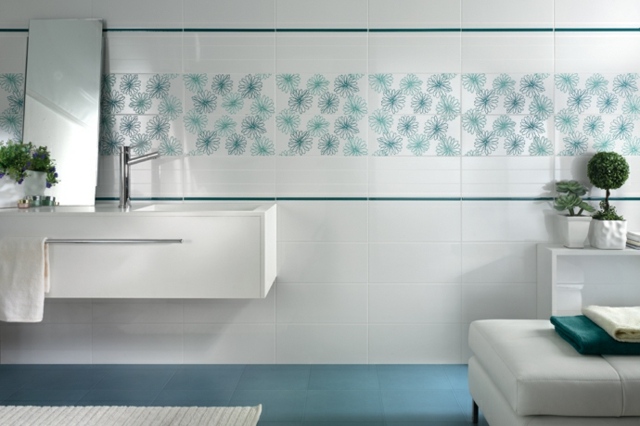 carrelage-mural-salle-bains-bleu-clair-blanc-motifs-floraux carrelage mural salle de bains