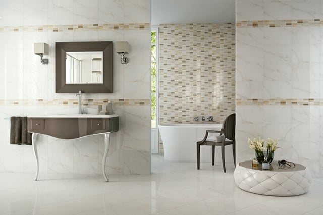 carrelage-mural-salle-bains-effet-marbre-blanc-mosaique-beige