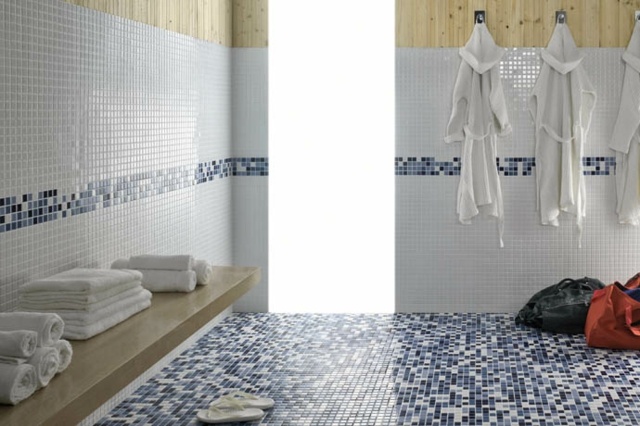 carrelage-mural-salle-bains-mosaique-blanc-bleu-banc-bois carrelage mural salle de bains