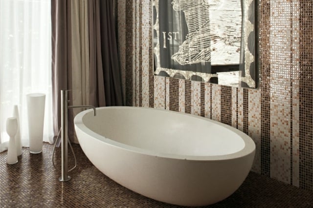 carrelage-mural-salle-bains-mosaique-marron-beige-baignoire-blanche