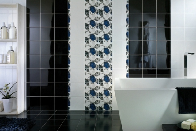 carrelage-mural-salle-bains-noir-blanc-bleu-baignoire-blanche carrelage mural salle de bains