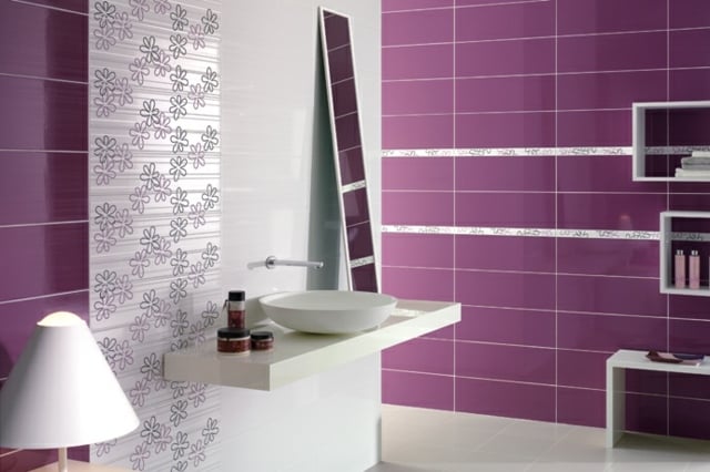carrelage-mural-salle-bains-pourpre-blanc-motifs-floraux carrelage mural salle de bains