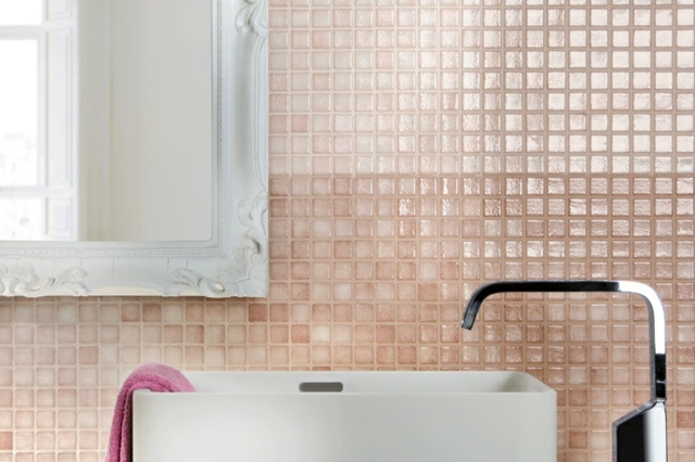 carrelage-mural-salle-bains-rose-pâle-cadre-miroir-blanc carrelage mural salle de bains