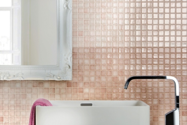 carrelage-mural-salle-bains-rose-pâle-cadre-miroir-blanc