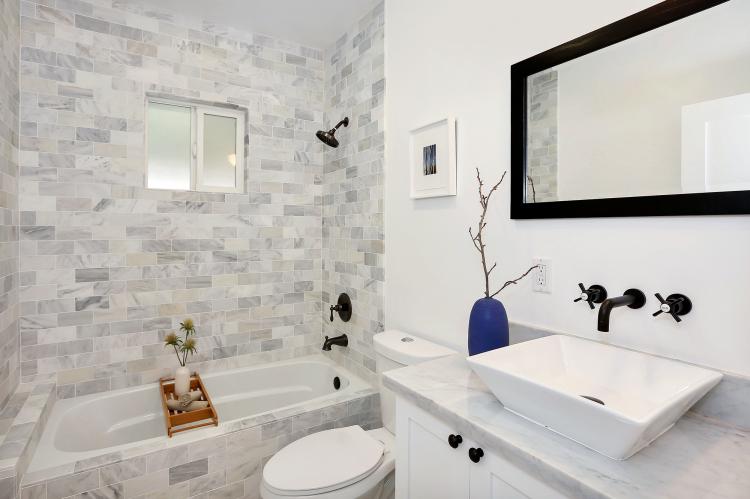 carrelage-salle-bains-métro-grisâtre-vasque-miroir-cadre-noir