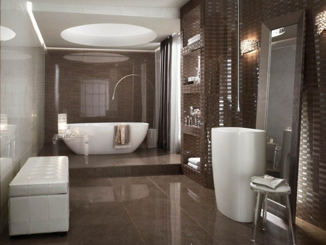 carrelage-salle-de-bains-couleur-marron-baignoire-ottoman