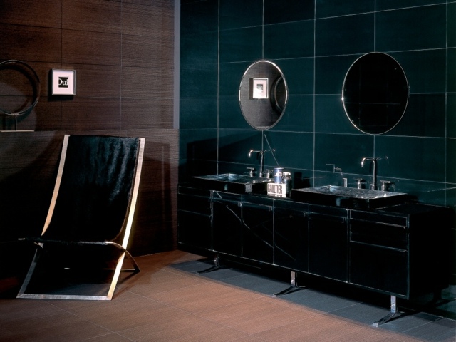 carrelage-salle-de-bains-forme-rectangulaire-miroir-rond-chaises