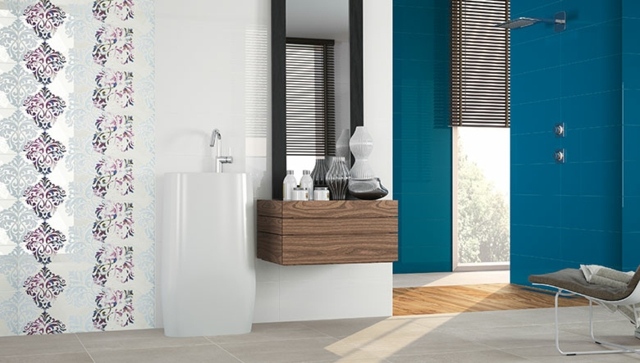 carrelage-salle-de-bains-moderne-fond-bleu-miroir-rectangulaire