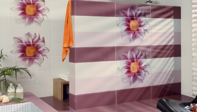 carrelage-salle-de-bains-motifs-floraux-couleur-violette-blanche