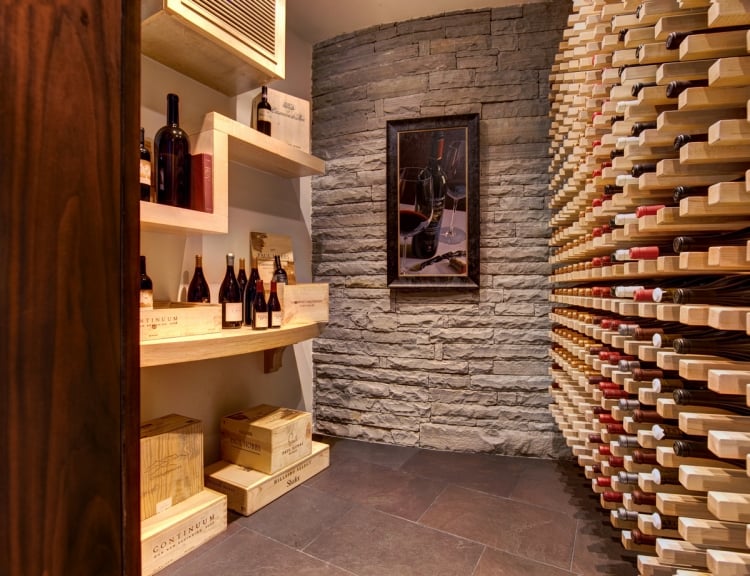 cave à vin maison rangement-bois-parement-pierre