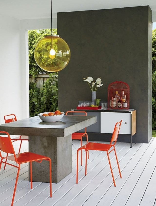 chaises de cuisine oranges-mur-table-béton-brut