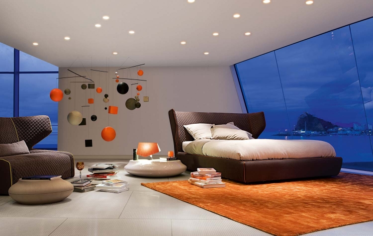 chambre-à-coucher-tapis-orange-fauteuil