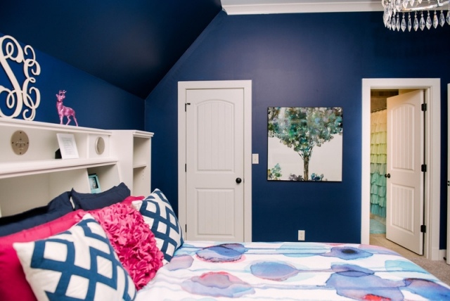 chambre-adulte-murs-couleur-bleu-marine-blanc