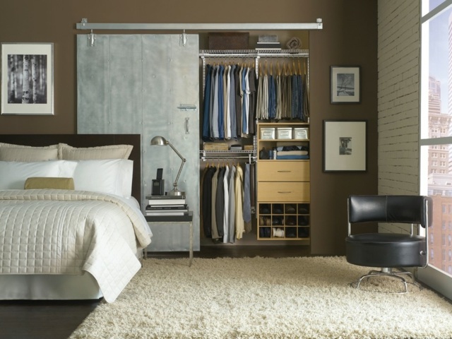 chambre-avec-dressing-idées-sympas-etageres-rangement-lit-chaise-tout-confort