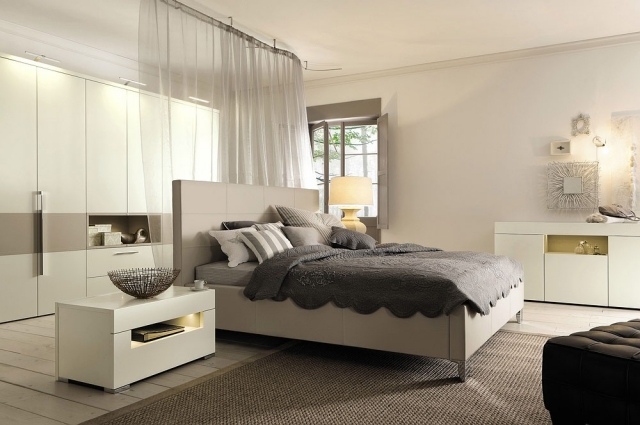 chambre-coucher-adulte-armoire-blanche-table-chevet-literie-grise chambre à coucher adulte