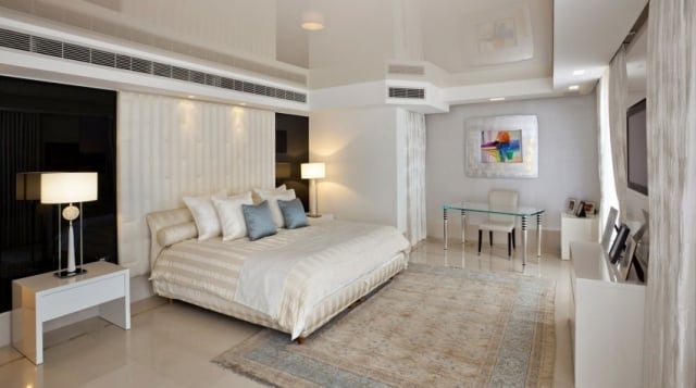 chambre-coucher-adulte-blanche-lampes-chevet-élégantes-tapis-ornements-bleu chambre à coucher adulte