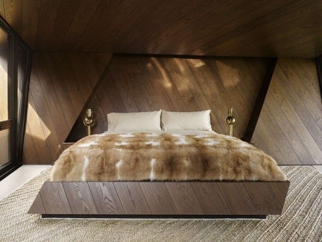 chambre-coucher-adulte-couverture-fourrure-revêtement-mural-bois chambre à coucher adulte