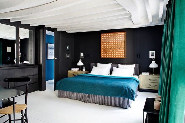 chambre-coucher-adulte-literie-turquoise-blanc-murs-noirs
