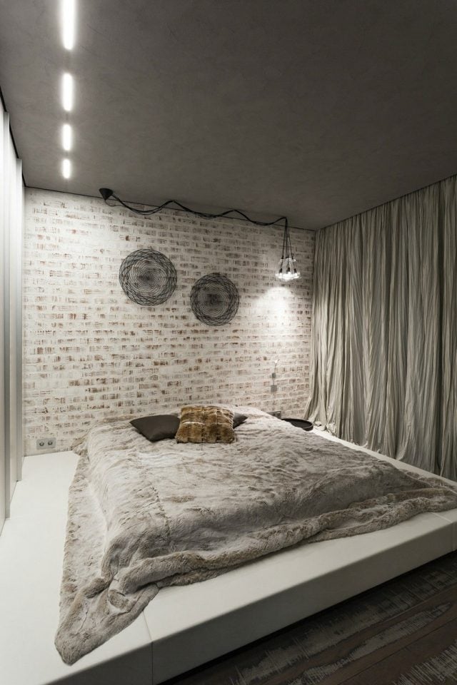 chambre-coucher-adulte-mur-brique-couverture-grise