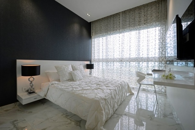 chambre-coucher-adulte-mur-noir-rideaux-blancs-sol-aspact-marbre chambre à coucher adulte