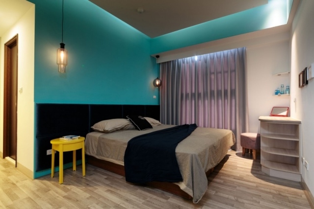 chambre-coucher-adulte-mur-turquoise-table-chevet-jaune chambre à coucher adulte